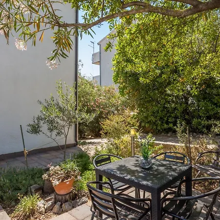Tihana Mit Mediterranem Garten By Interhome Apartman *