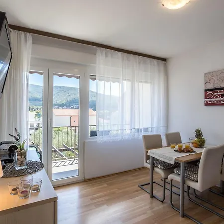 Tihana Mit Mediterranem Garten By Interhome Apartman